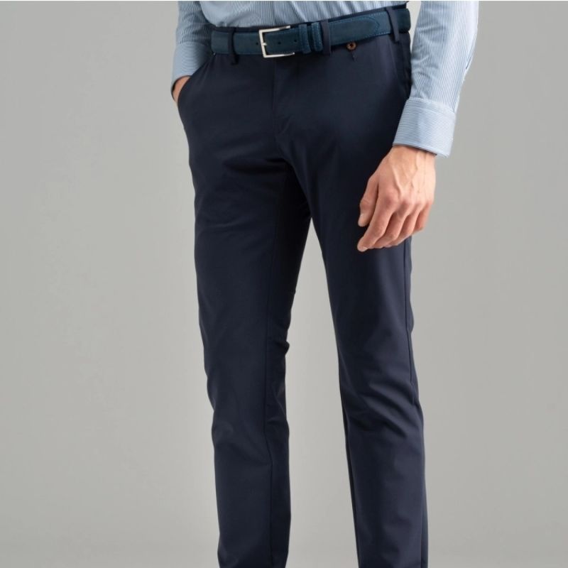 Dettaglio di pantalone uomo indossato con cintura